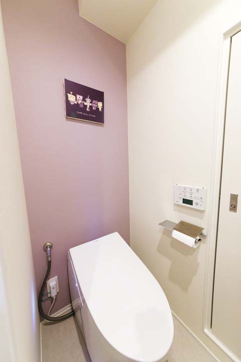 アクセントクロスが印象的なトイレ