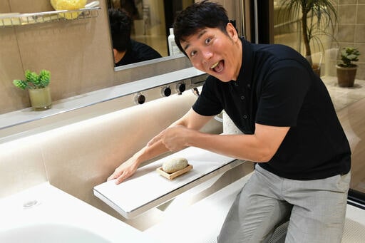 カウンターを外してビックリの男性