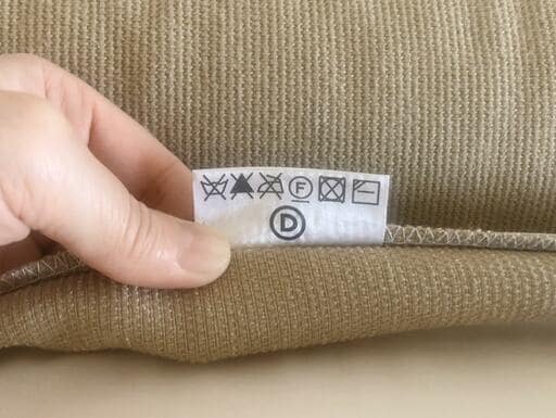 ソファのカバーについている洗濯表示のタグ