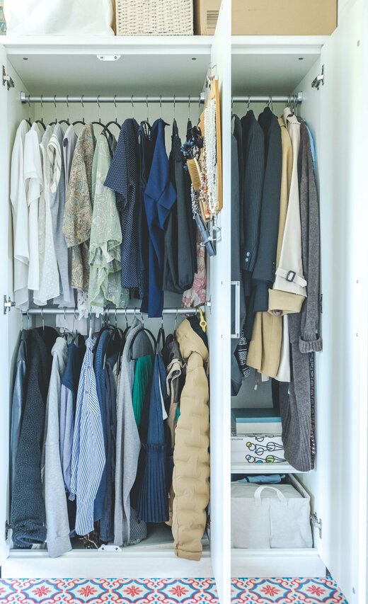 ラックの上段は春夏物、下段は秋冬物。衣替えは上下を入れ替えるだけで完了。