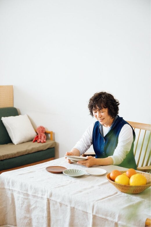 器を持つ金子さん