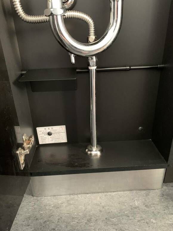 つっぱり棒と後ろ壁面にブックスタンド