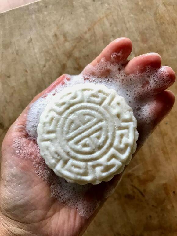 泡立った固形シャンプー