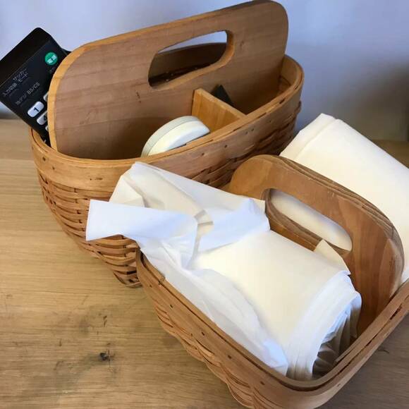 藤のカゴにティッシュ