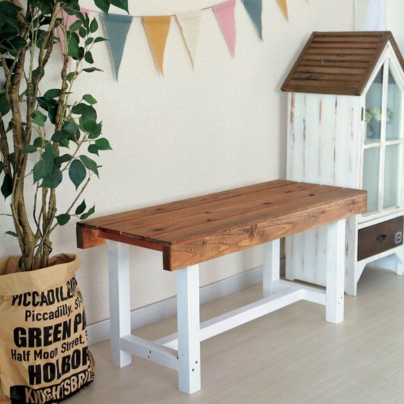 端材でつくった白いベンチを子ども部屋のポイントに