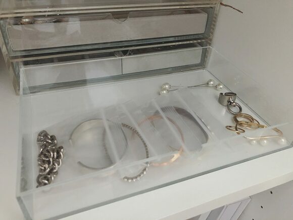 A8サイズの収納袋に、バングルやブレスレットなどのアクセサリーをイン。