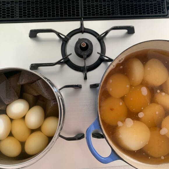 大根だけのお鍋と、コンニャクと卵を煮るお鍋に分けた様子