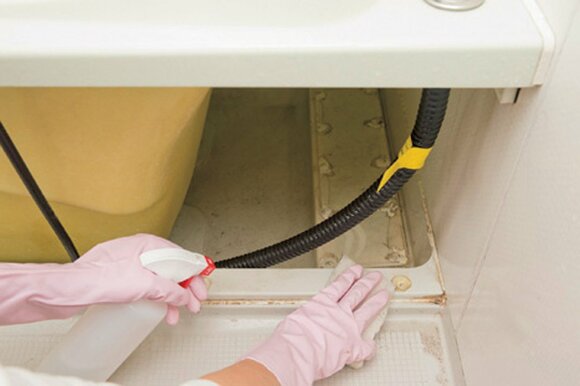 洗剤液を吹きかけ、広い面はスポンジ、溝部分は両面ブラシでこすって