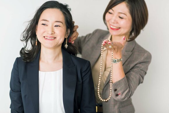女性二人ネックレスを持っている