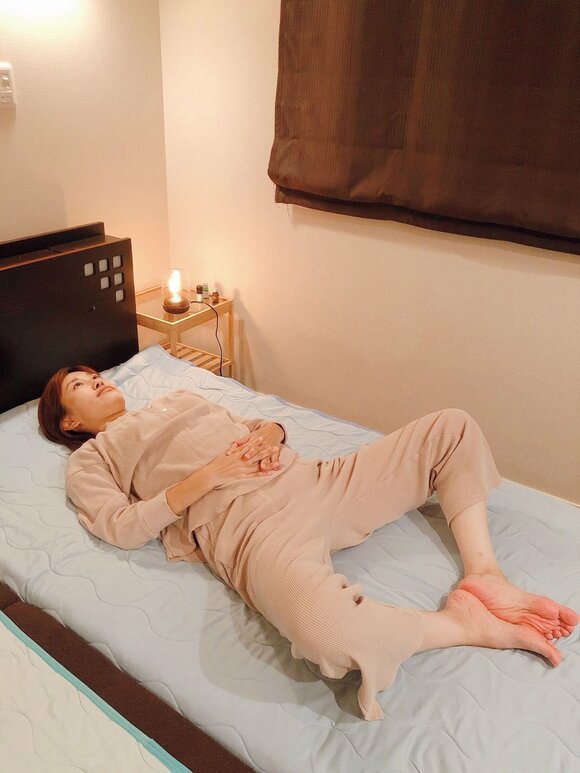 ベッドで仰向け手はお腹