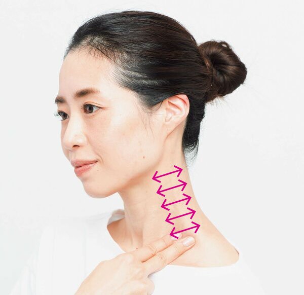 鎖骨のあたり人差し指中指