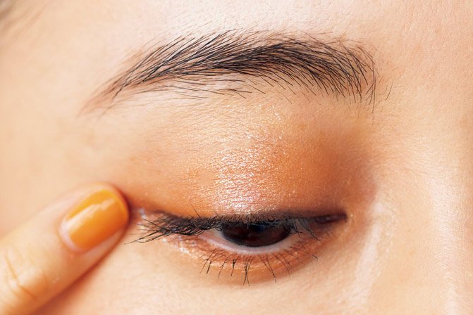 ラメ入りアイシャドウのせる