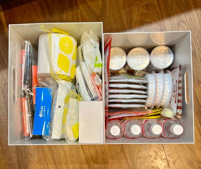 水やレトルト食品、缶詰が入っているファイルボックス、トイレットペーパーなど消耗品が入っているファイルボックス