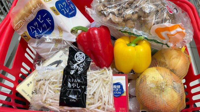 買い物カゴに食品を入れている
