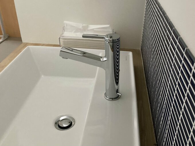 立ち上がり水栓でもボウルと一体型にすればカウンターが汚れない