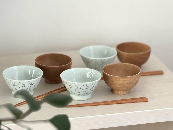 6つの茶碗と3膳の箸