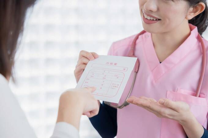 薬を持つ女性と薬に指をさす女性