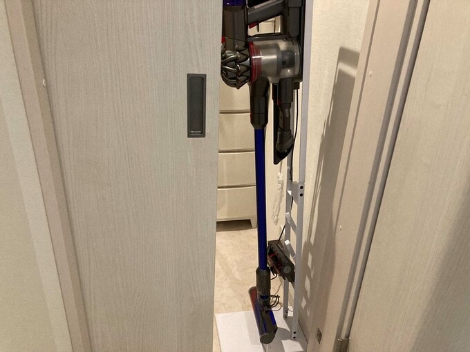 洗面脱衣所からファミリークローゼットを見る