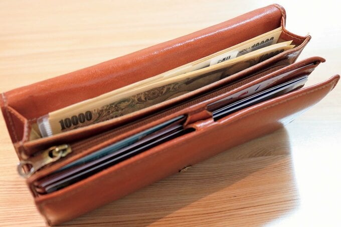 週予算、その他費用を財布に入れた様子