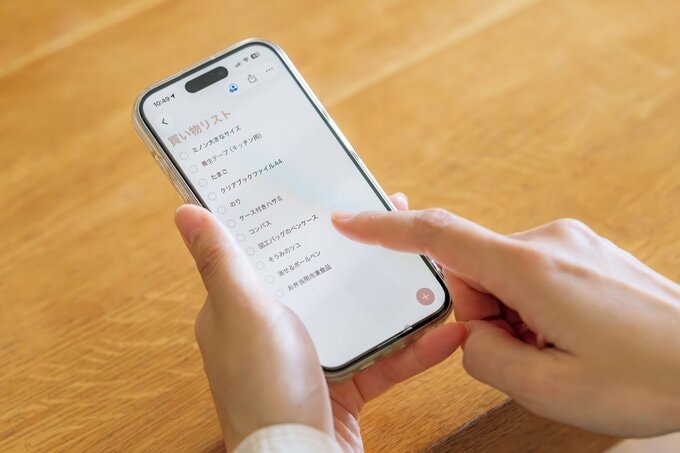 スマートフォンを操作する手