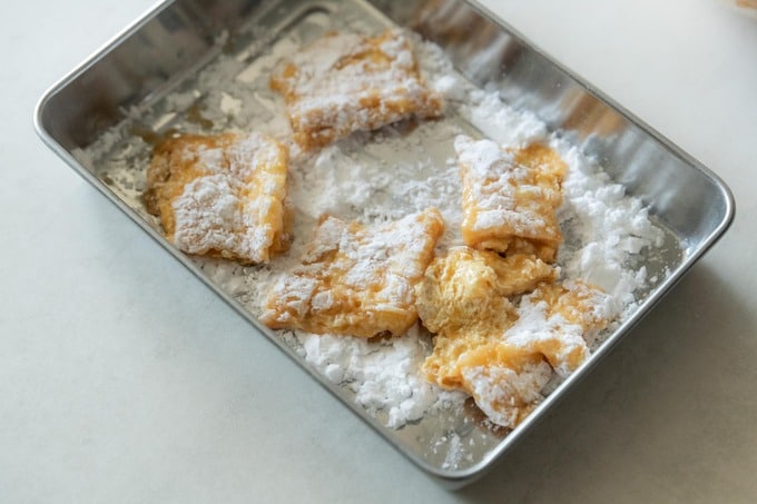 油揚げに片栗粉をまぶす