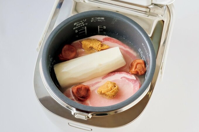 炊飯器の内釜に入った豚肉、長イモ、梅干し、みそ