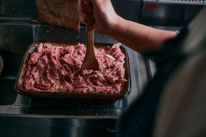 グラタン皿にひき肉をぎっしりつめて