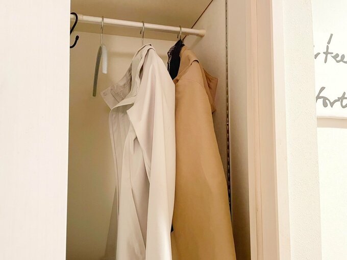 クローゼットに戻されたコート