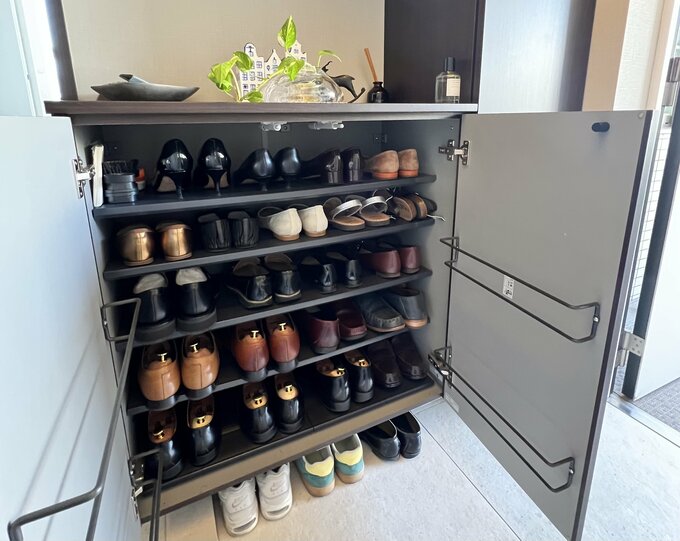 靴箱にきれいに収まった家族の靴