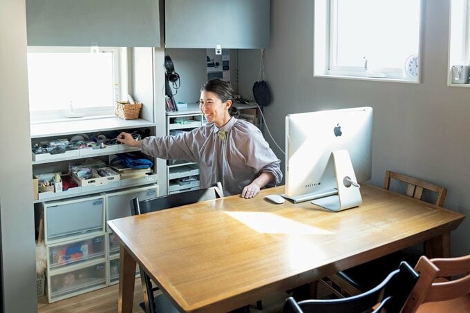 手の届くところに文具類を収納した様子
