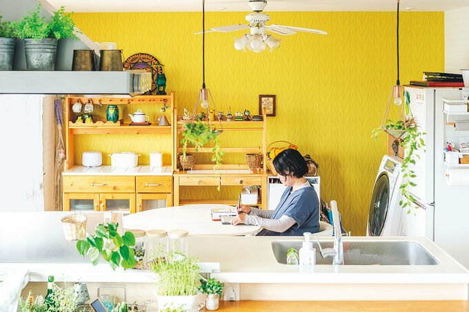 イスに座る女性