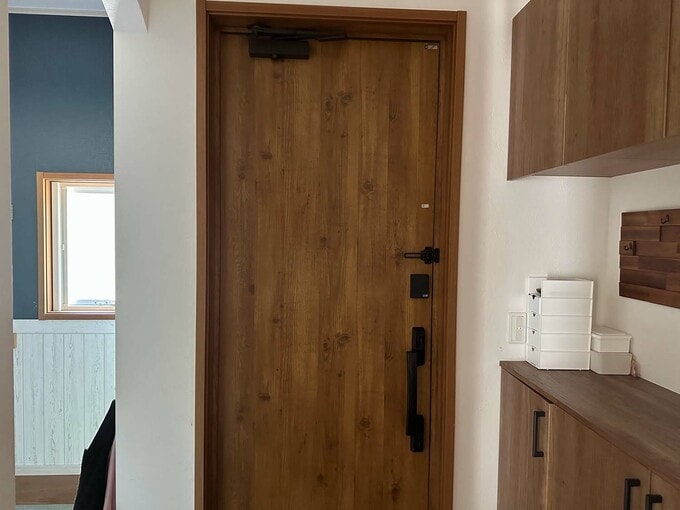 昼間も暗い玄関