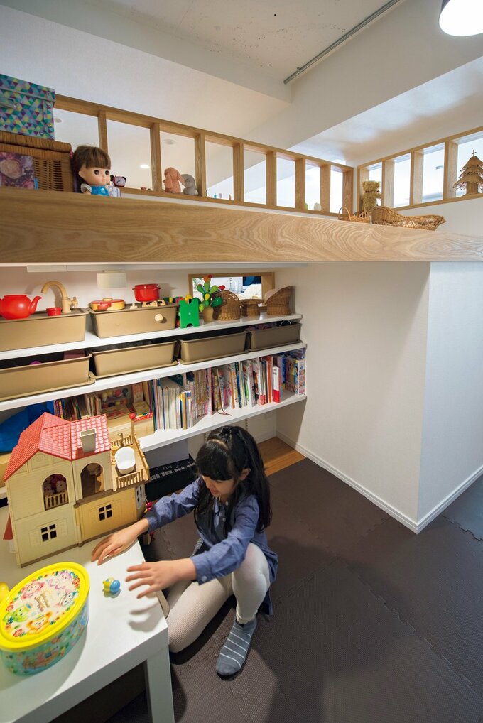 ロフト下は子どものオモチャや本を置いたプレイスペース