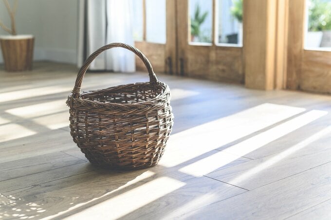 床にカゴを置く