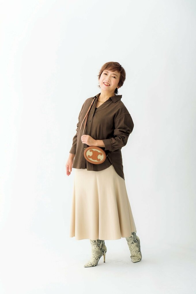 オフホワイトスカート女性