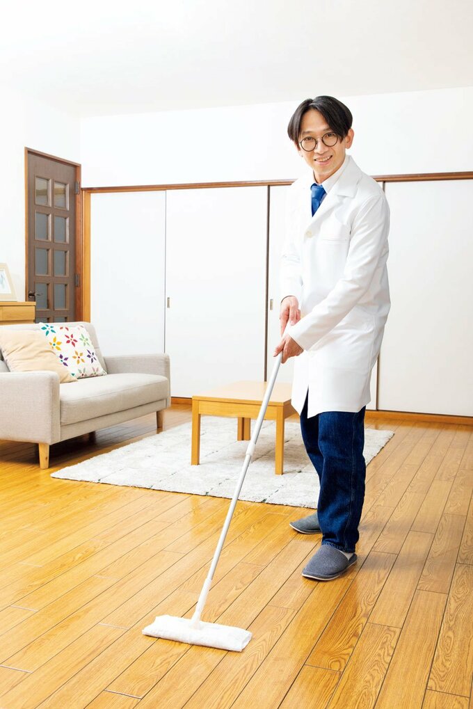 男性フローリングワイパー