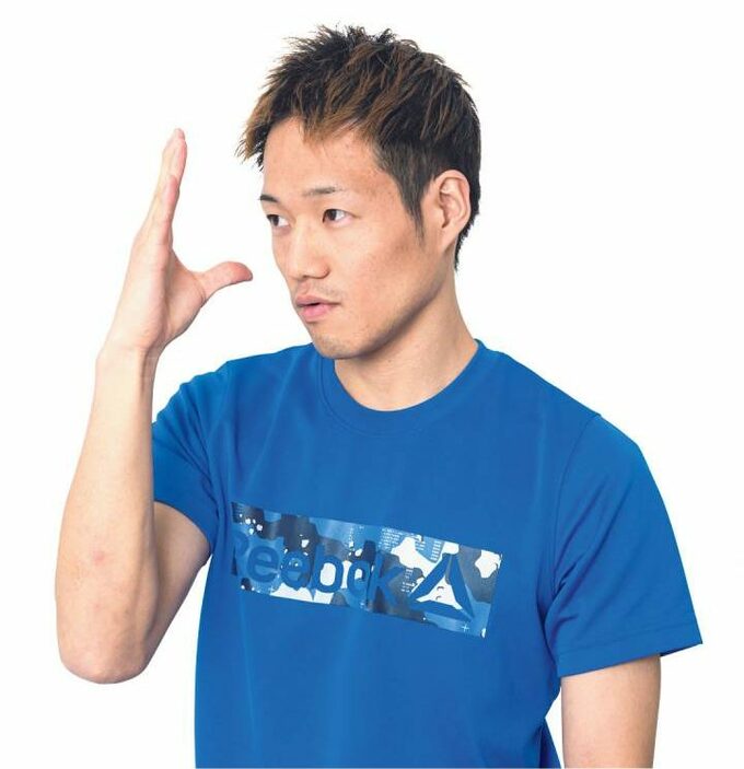 右手で指をはじく男性