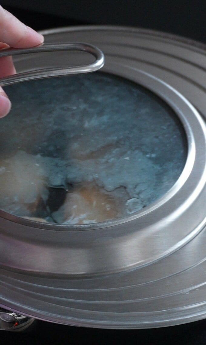  焼き色がついたら返し、フタをして3分焼き、蒸し焼きにする。