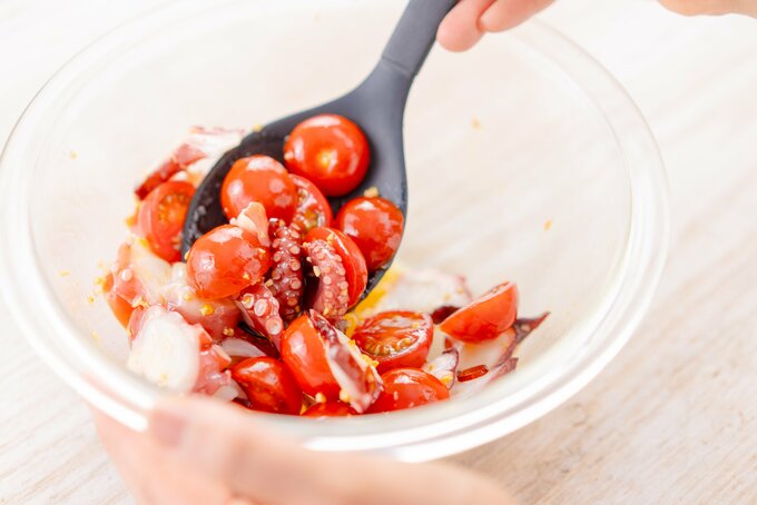 トマトとオイルをあえる