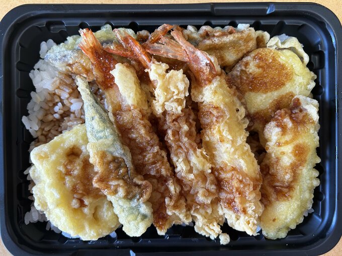 「具沢山えび野菜天重」。1パック420円（税別）