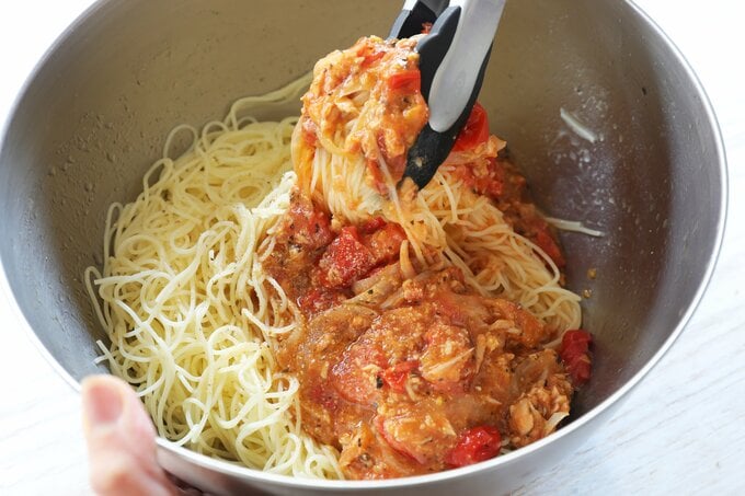 パスタとソースを混ぜ合わせる