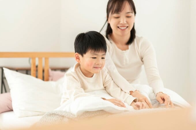 起床する子どもと母親