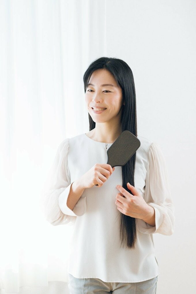 ヘアケアをする女性