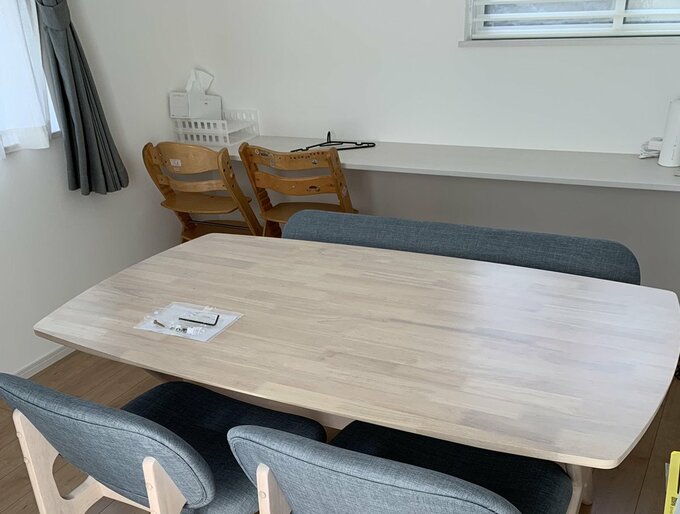 ダイニングテーブル奥にあり使い勝手の悪いカウンター