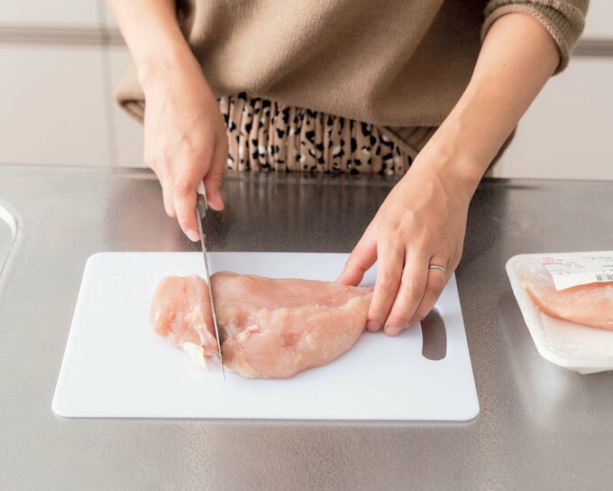 鶏肉をきる様子