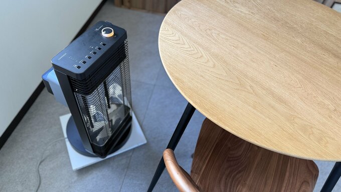 机のそばストーブ