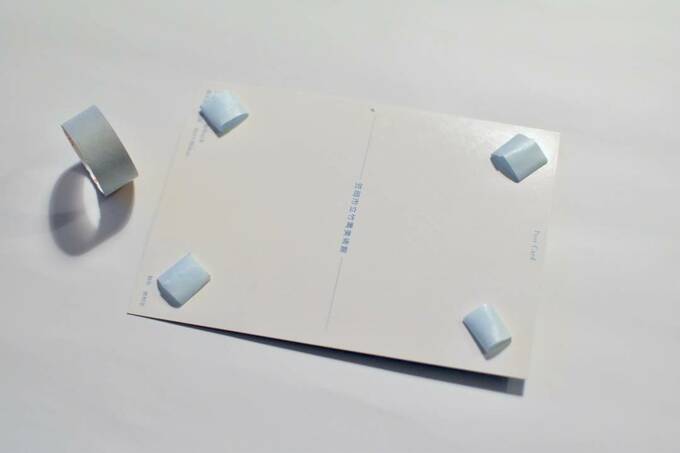 ポストカードの後ろにテープ