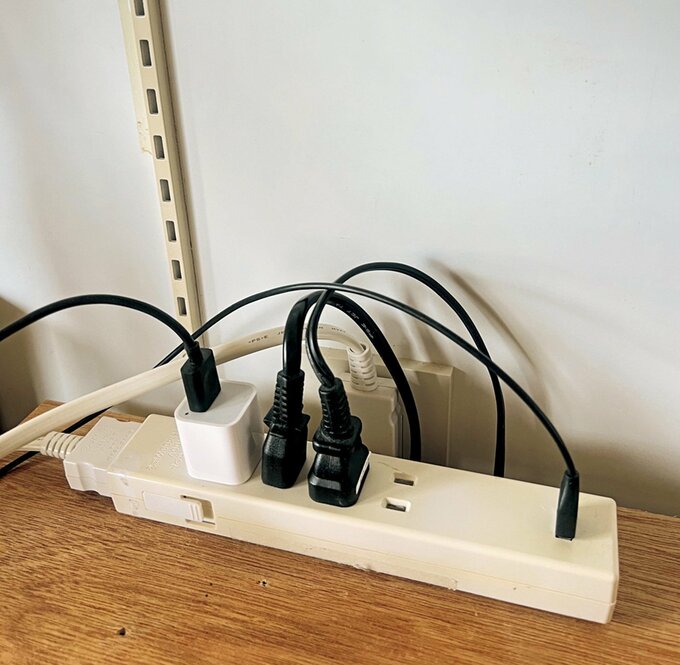 複数のコンセントが繋がれたジョイントタップ