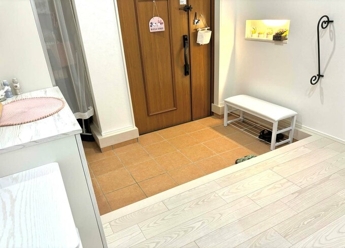 アイアン調の手すりとベンチ