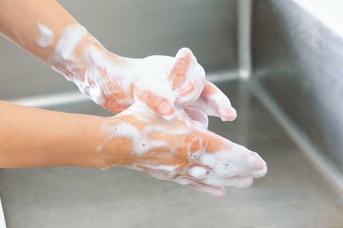 親指の周り洗っているところ